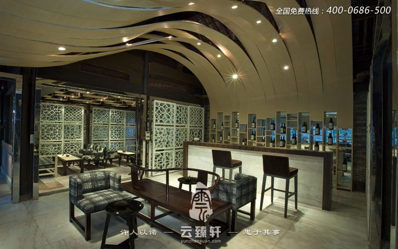 設(shè)計師用一張張白色光面紙鏤刻不同圖案，